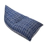 ΠΟΥΦ ΛΕΥΚΟ ΚΑΙ ΜΠΛΕ