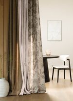 ΛΕΥΚΗ ΞΥΛΙΝΗ ΚΑΡΕΚΛΑ ΜΕ ΜΑΥΡΑ ΠΟΔΙΑ 51x56x78 CM - Image 3